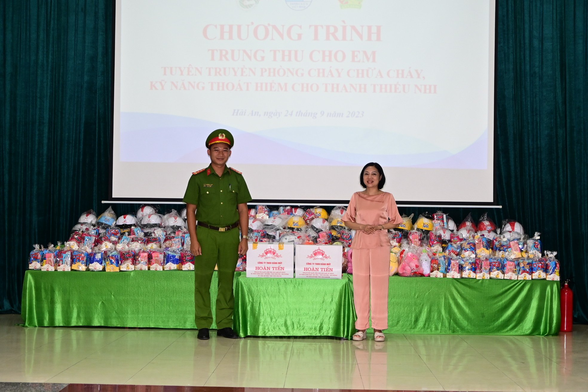 Đoàn thanh niên Phòng Cảnh sát PCCC &CNCH phối hợp tặng quà Trung thu và tuyên truyền về PCCC tại Làng trẻ SOS Hải Phòng